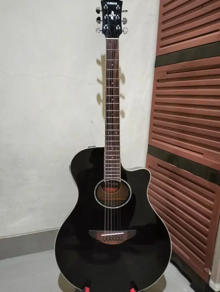 LIKE NEW! Gitar Yamaha APX 600 ORIGINAL Black