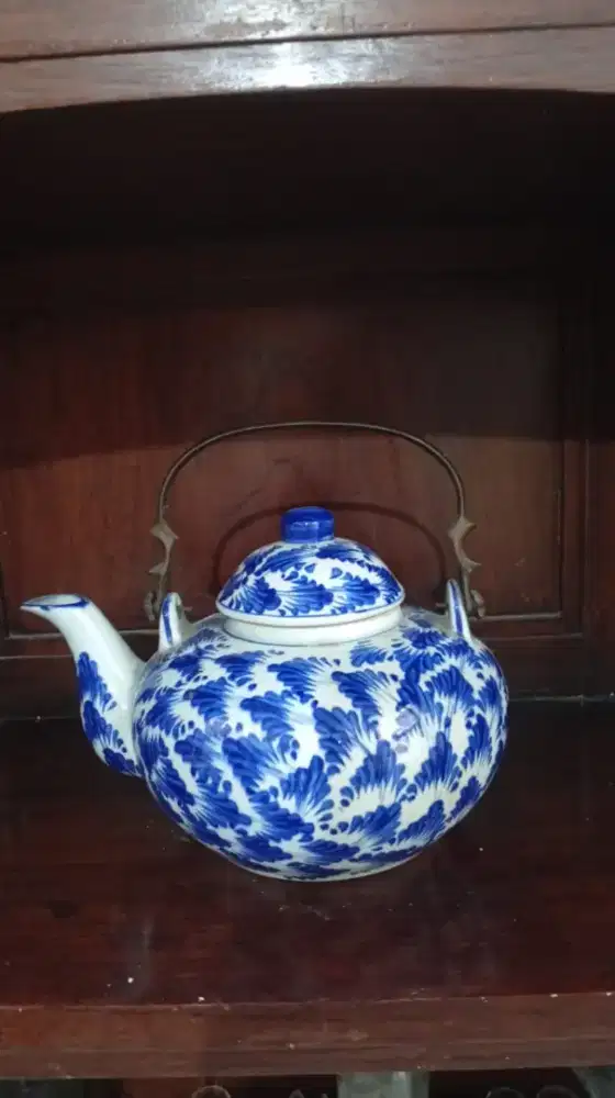 teko biru putih antik