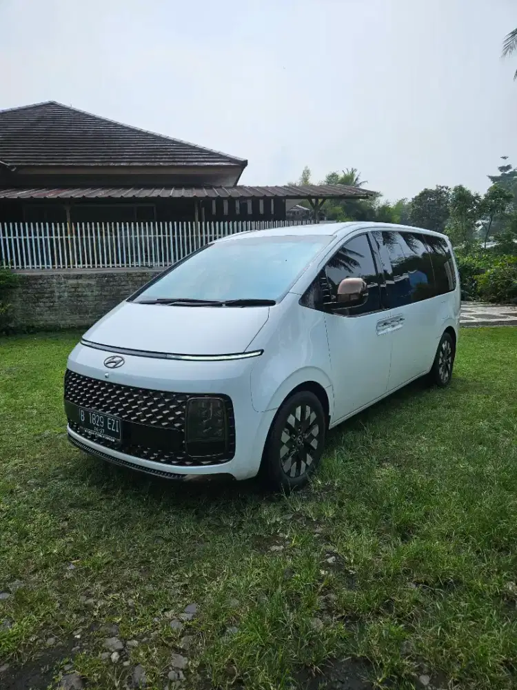 Hyundai Staria 9 seater 2022 km 20rb