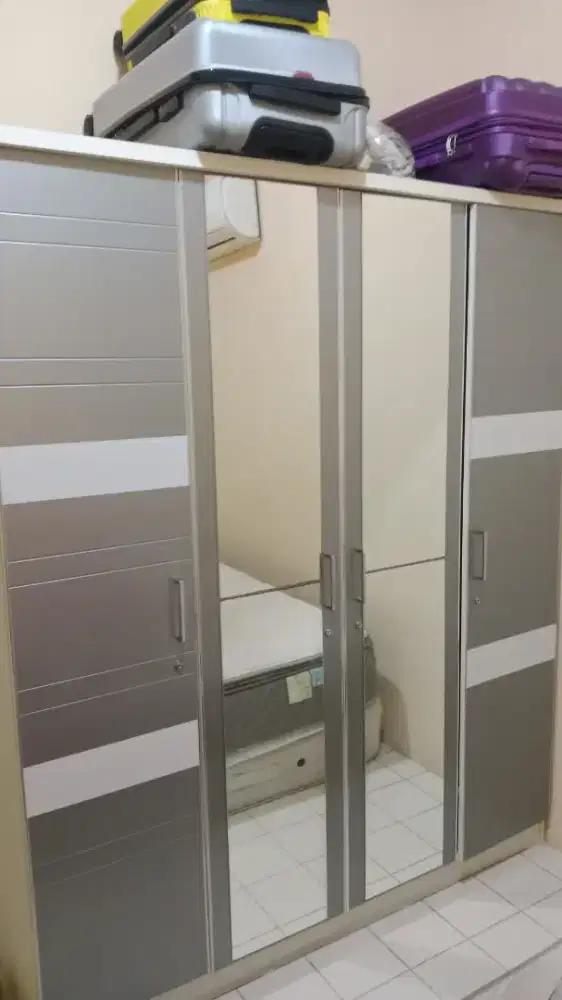 Lemari pakaian 4 pintu bekas