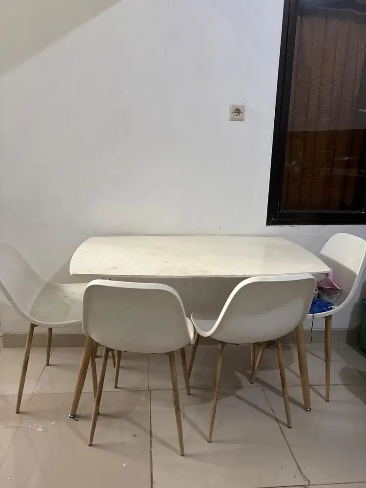 Meja makan 4 kursi informa putih
