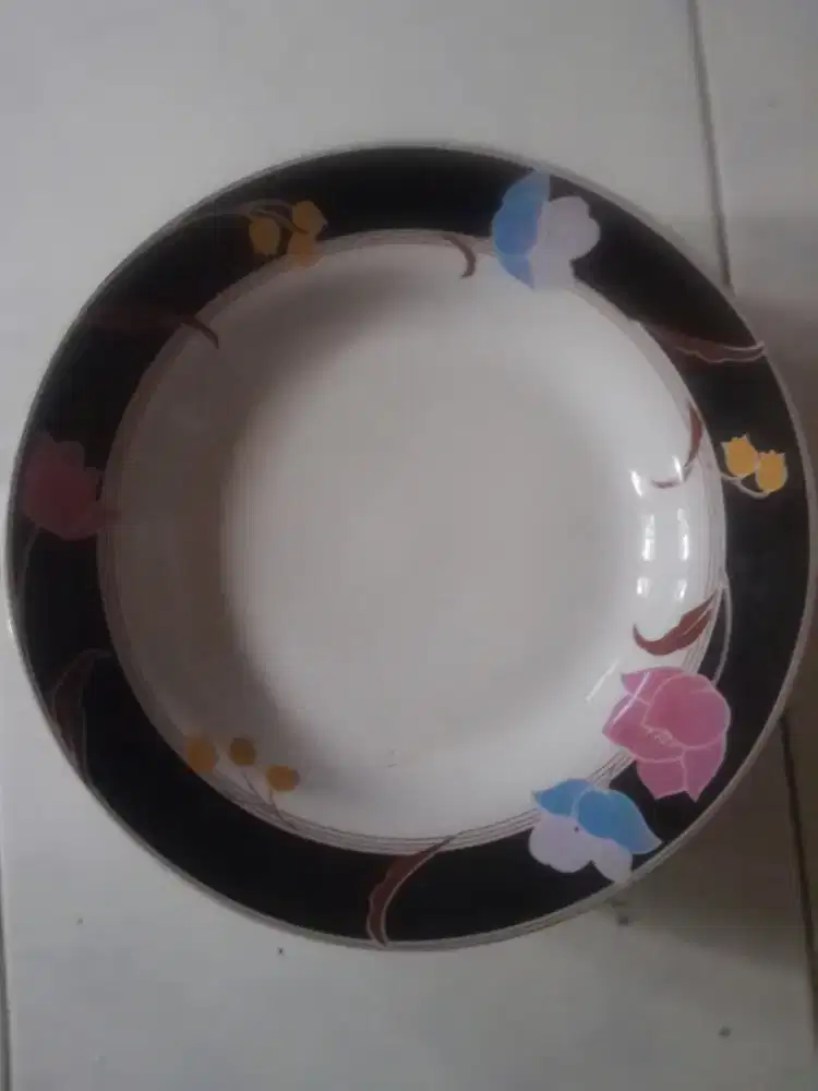 Piring makan keramik