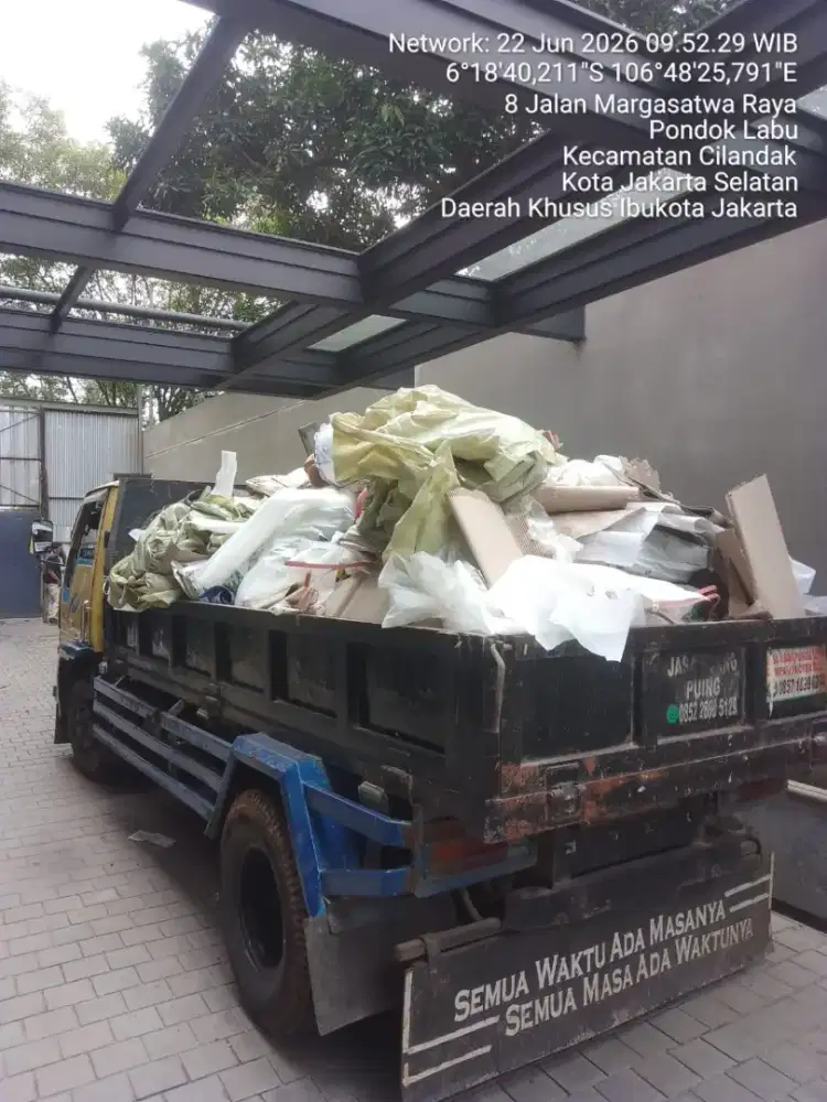 Buang puing dan angkut tanah