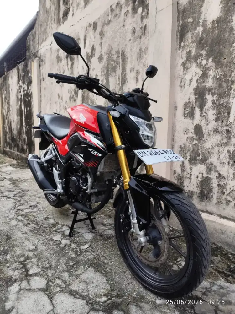 Si ganteng tampil yg lain mundur dulu