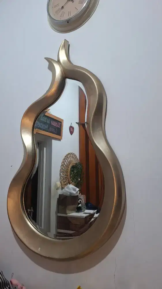 Cermin dinding estetik
