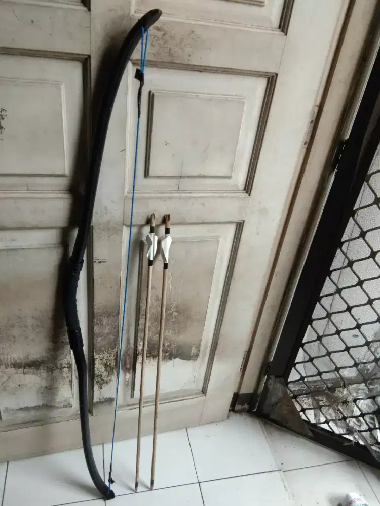 Busur panah plus anak panahnya