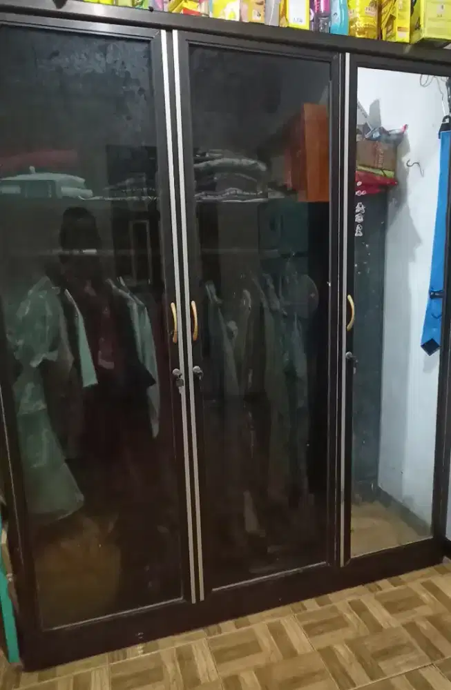 Lemari baju stainless steel kaca