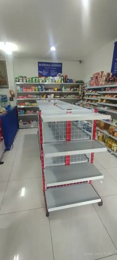 Rak minimarket bikin Pet Shop makin ramai pembeli.