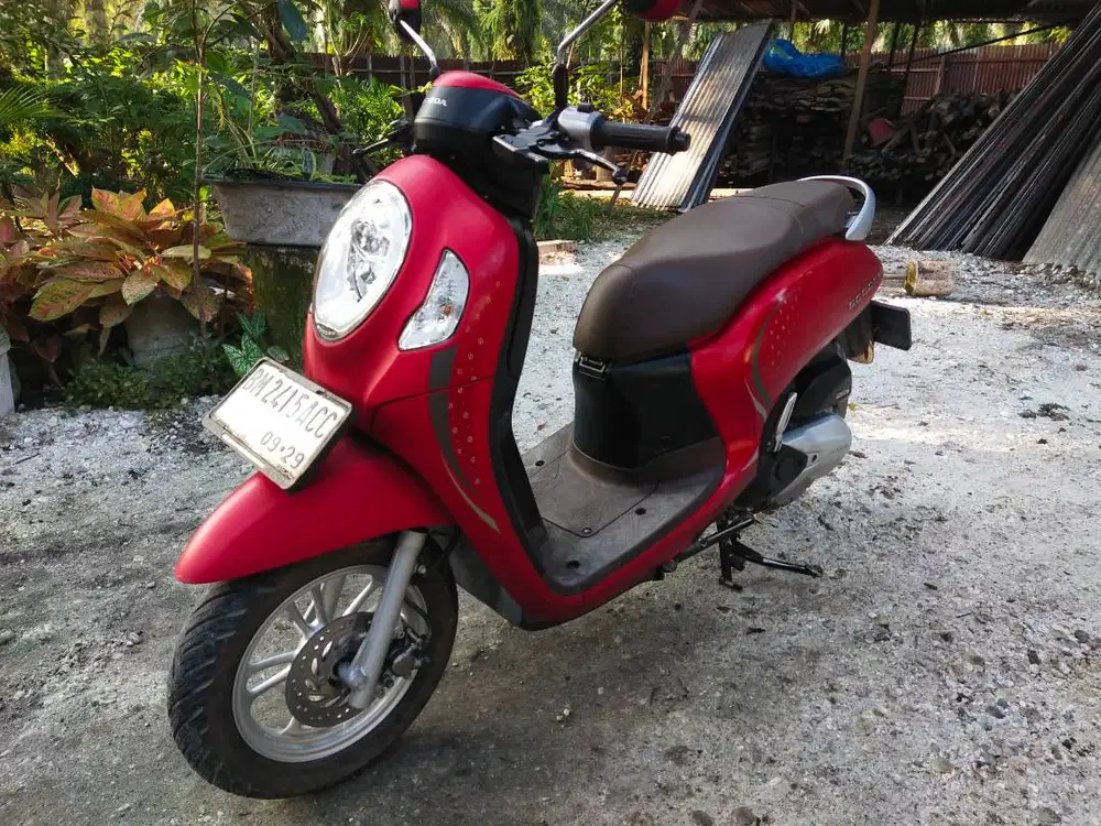 SCOOPY MERAH TAHUN 2024
