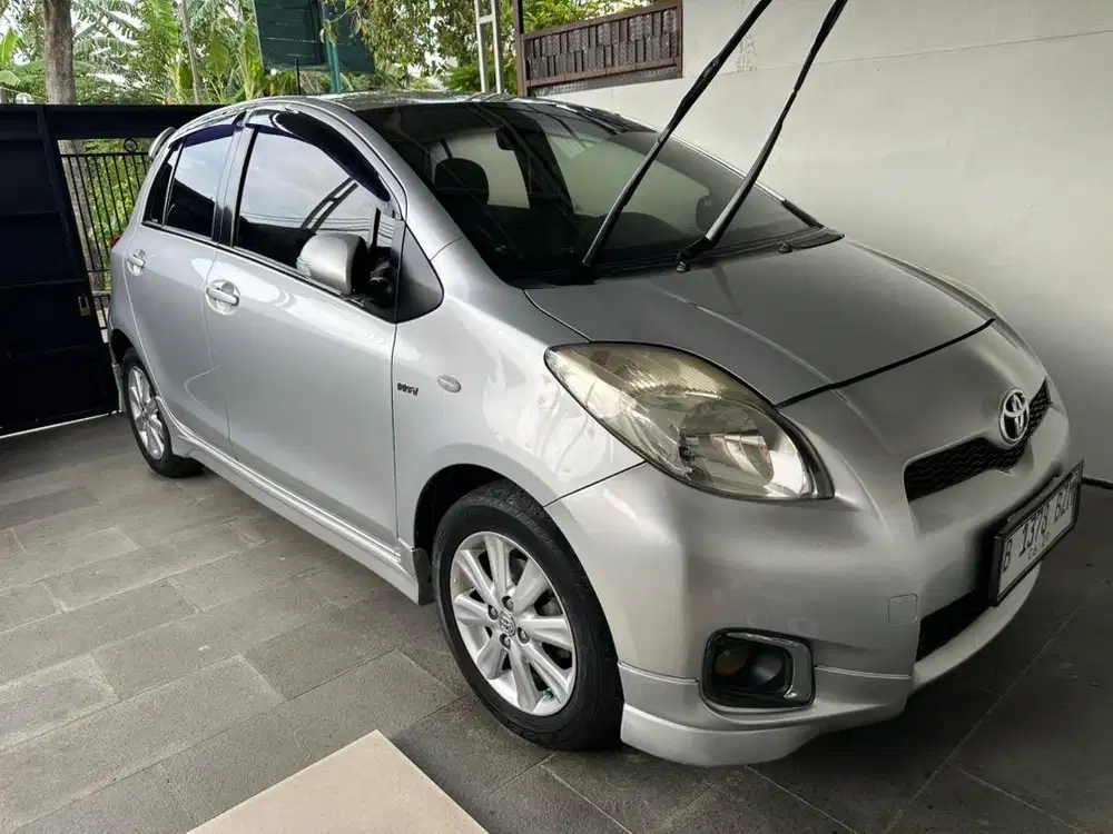 Yaris type J AT 2013 Silver low KM bakpao