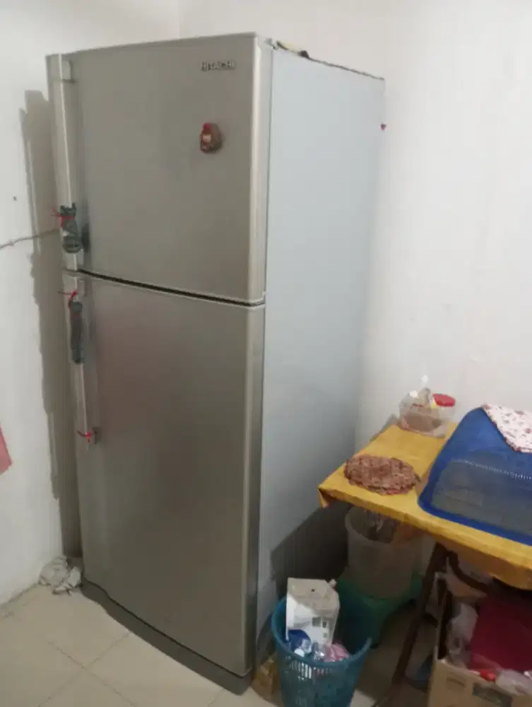 dijual kulkas 2pintu merk HITACHI