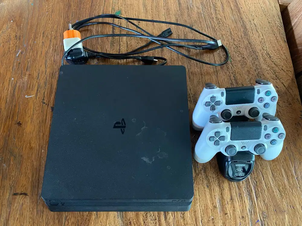 Sony PlayStation 4 (PS4) + 2 Controllers & Charging Dock