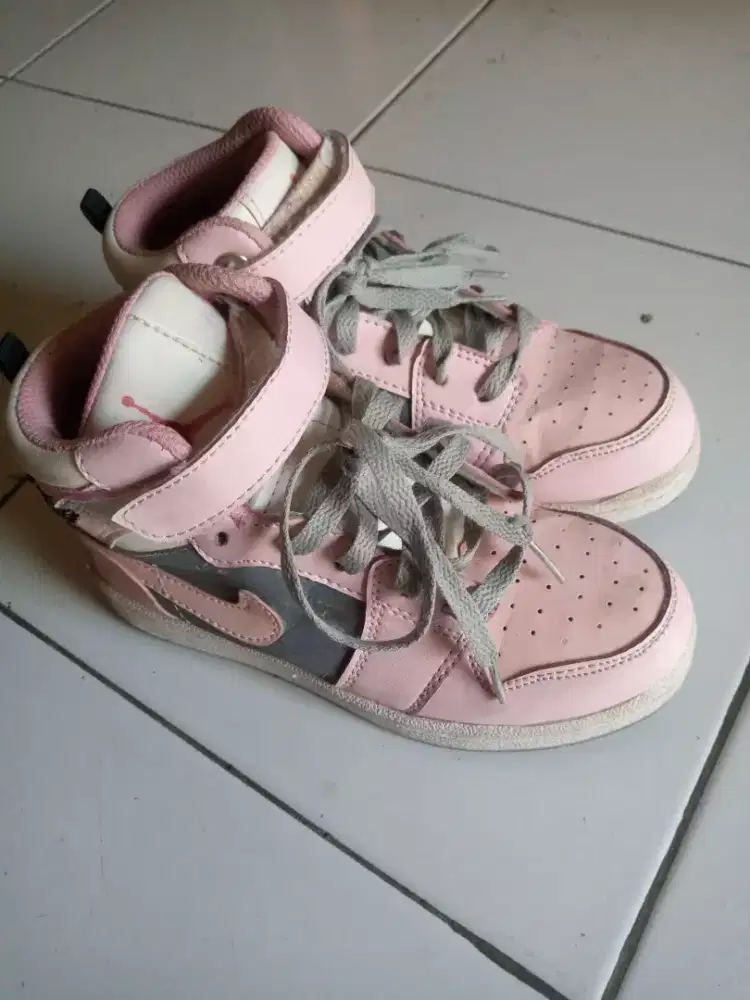 Dijual sepatu anak SD ukuran 35