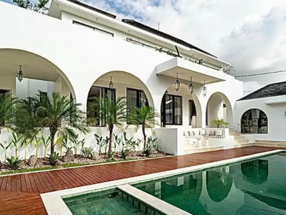 VILLA - LUXURY FAMILI VILLA DI JL PANTAI BERAWA DEKAT  CCS SCHOOL CANGGU BADUNG