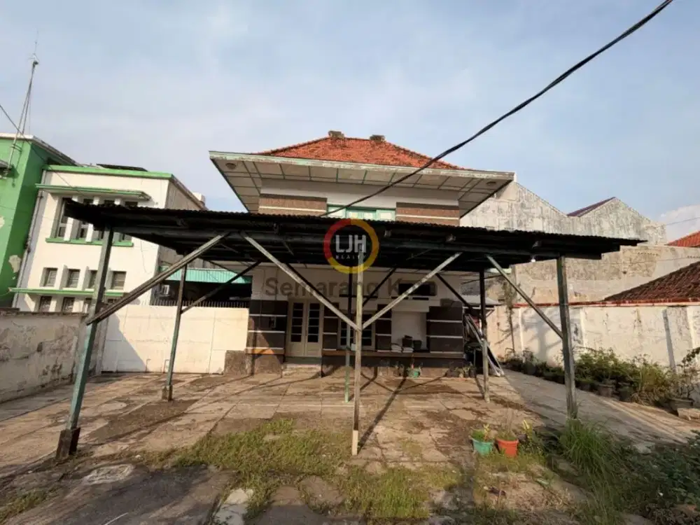 Bangunan usaha di jalan Ki Mangunsarkoro