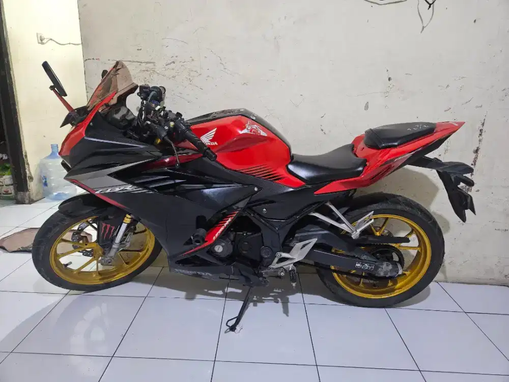 Honda CBR 150R km low