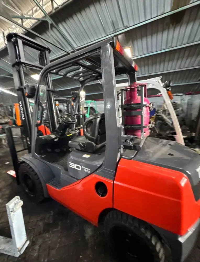 JUAL FORKLIFT TOYOTA 8FG30 3 TON MAST 4,5 METER GASOLINE BERGARANSI
