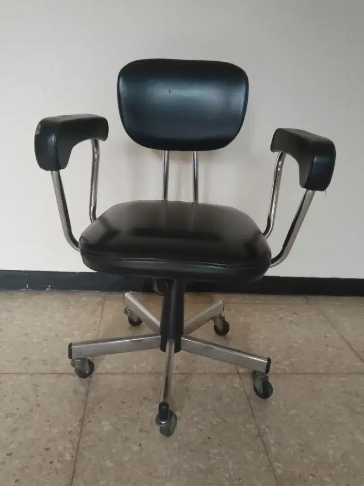 Kursi kantor masih bagus, semua roda berfungsi