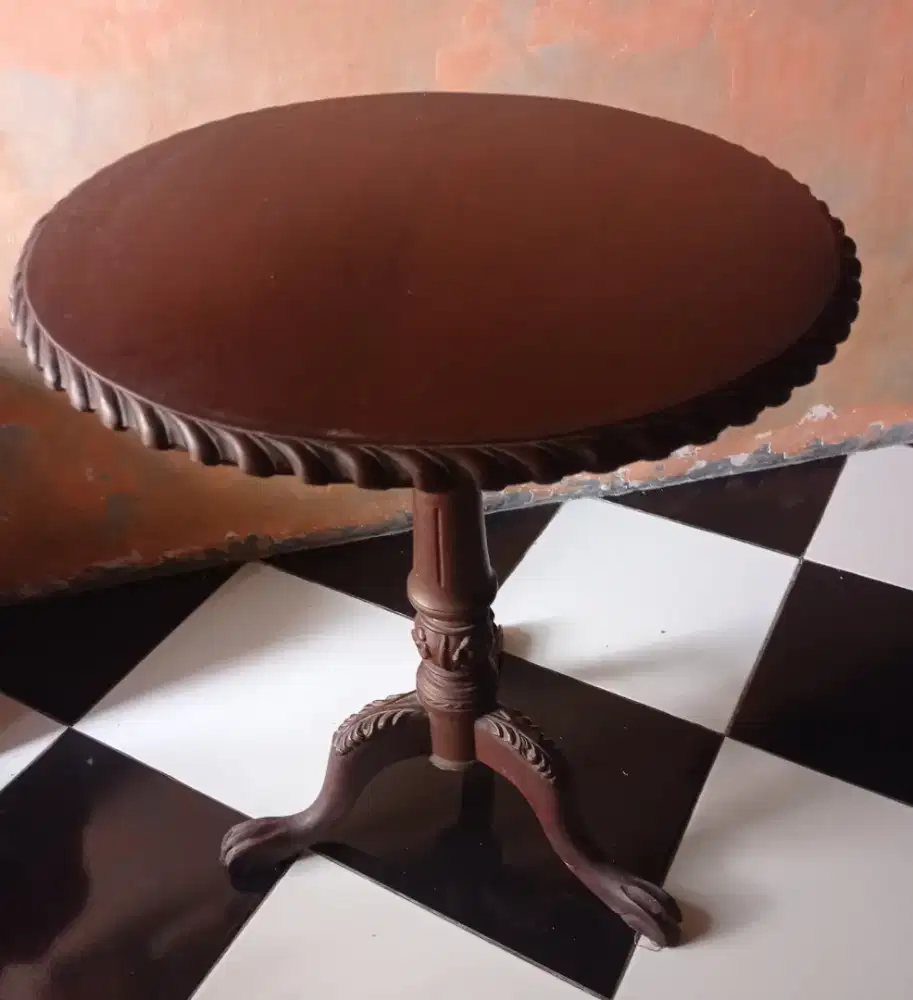 Meja Kayu Bulat Putar Estetik