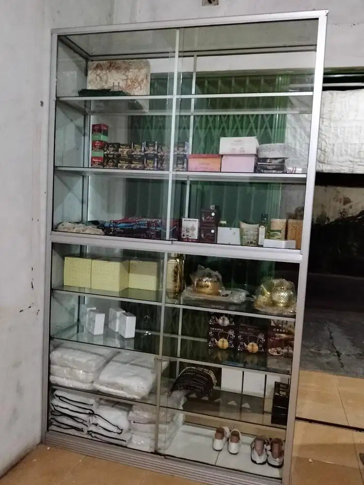 Lemari Kaca dan Lemari Kayu