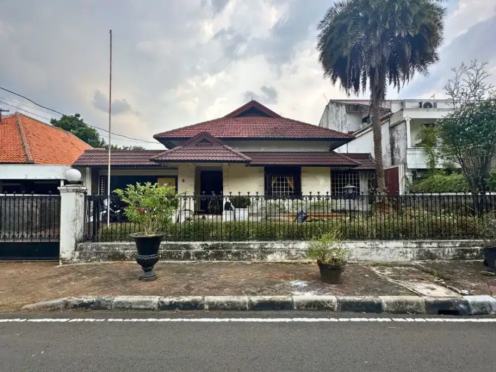 DIJUAL MENTENG . Rumah 2 Lantai, Tanah Persegi, Golongan C, Strategis, Dekat Thamrin & Sudirman