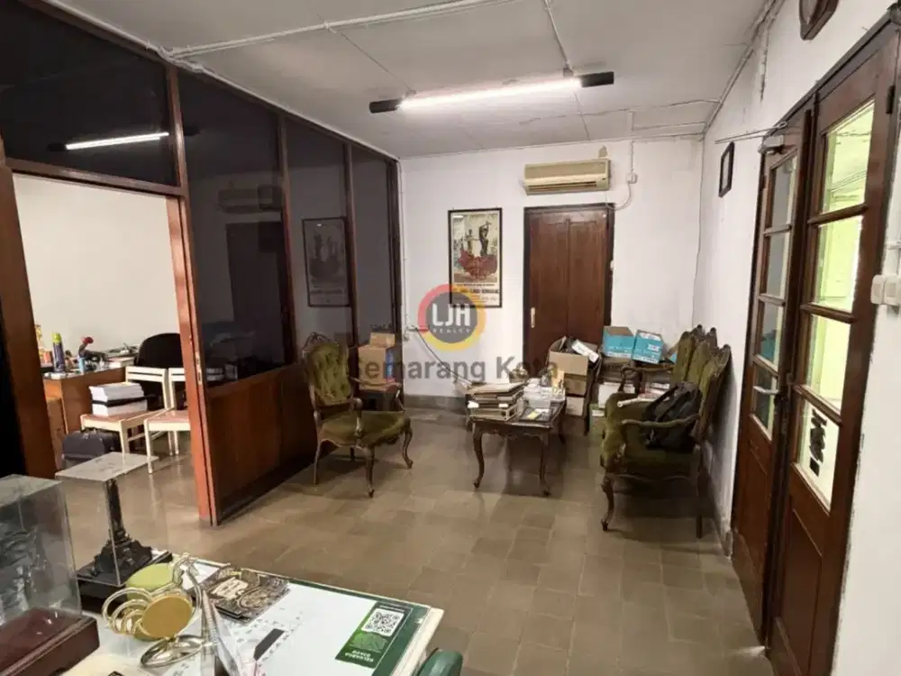 Bangunan usaha di jalan Ki Mangunsarkoro