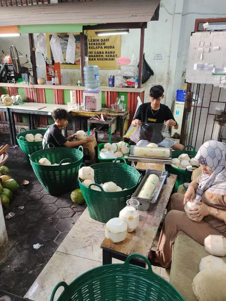 Lowongan Kerja Bagian Produksi Bidang Kelapa Muda Helper Operator.