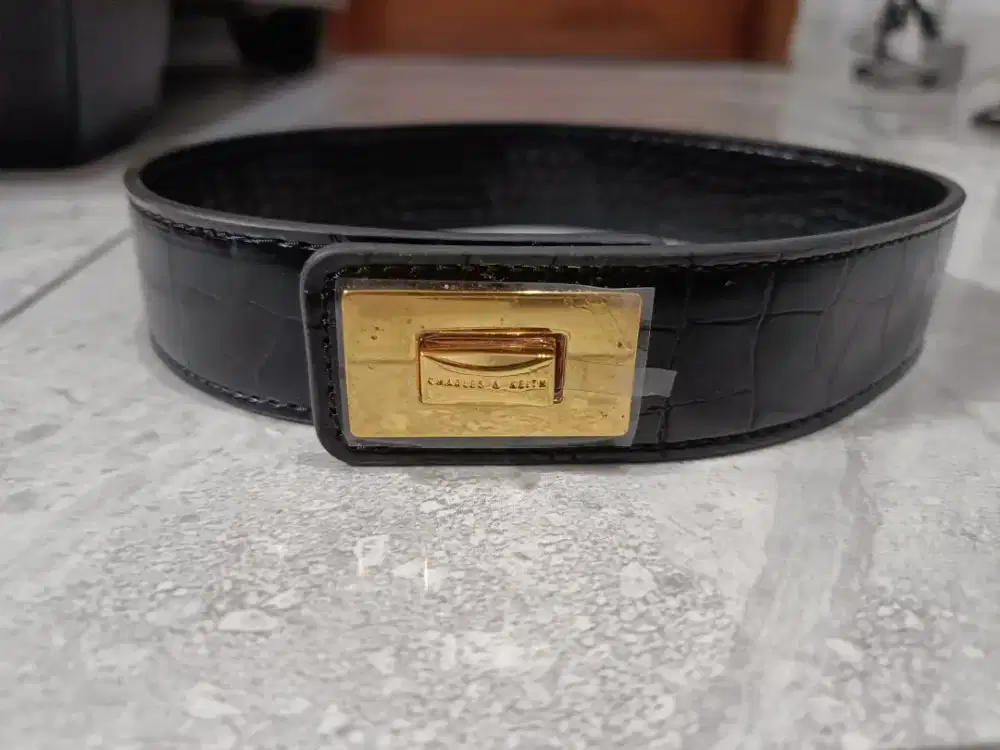 Charles and Keith Leather Strap kondisi baru.