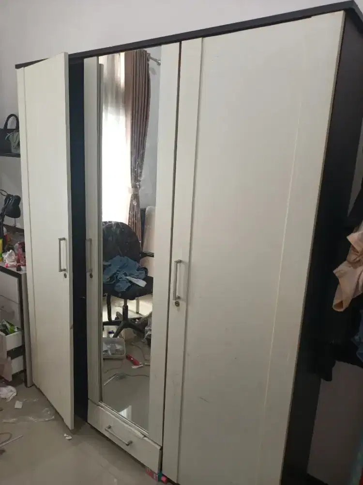 Dijual Murah Cepat Lemari Pakaian 3 Pintu