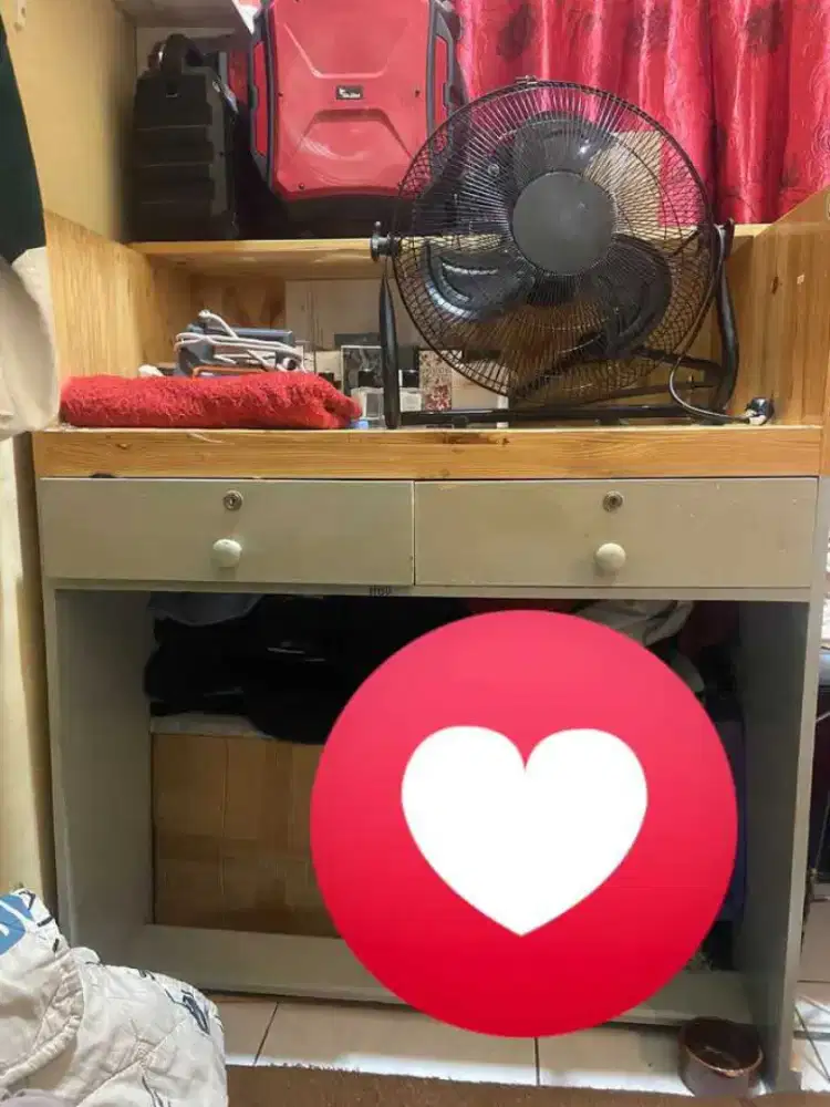 Meja kasir dari kayu mahoni