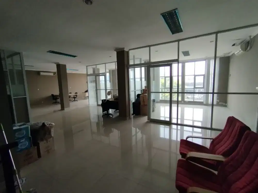 Di Sewakan Ruko Gandeng 3 Jl. Dr Latumenten Uk:274 Lb:660m Pinggir Jalan Besar