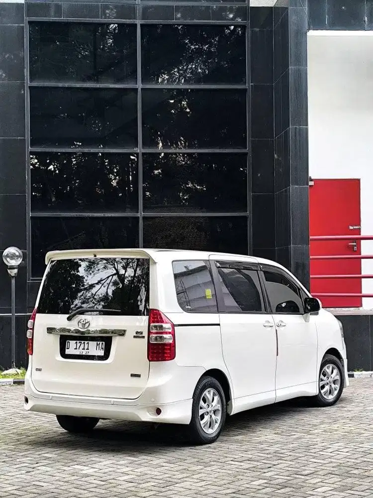 TOYOTA NAV-1 V LIMITED 2.0 AT 2013 ISTIMEWA