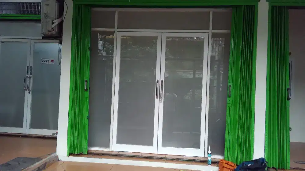 Menerima dan pasang kusen alminium
