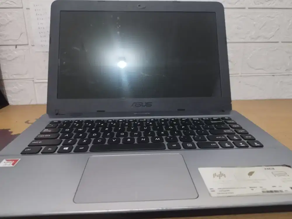 Laptop Asus 14 inchi abu-abu