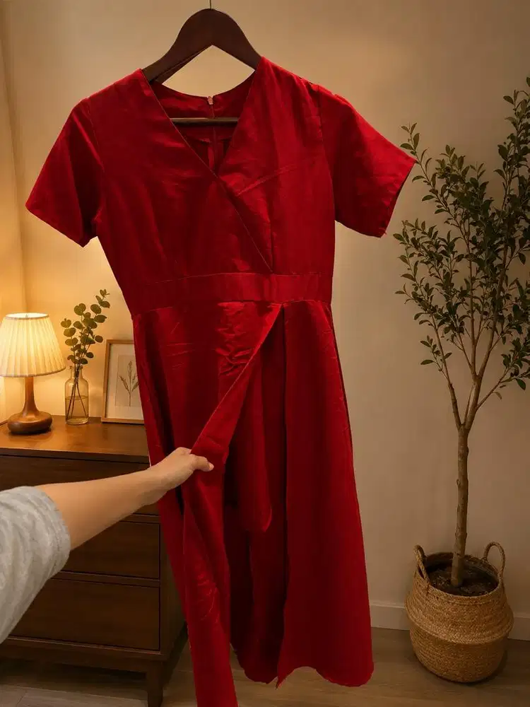 Dress Merah belahan serong depan