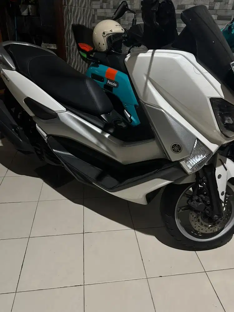 Jual motor nmax warna putih 2017