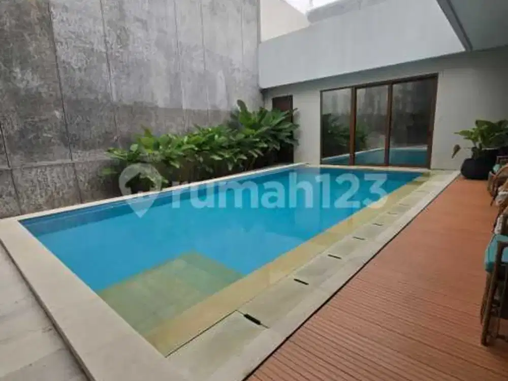 Rumah dengan Kolam Renang Dekat Stasiun KRL dan Mall di Bintaro