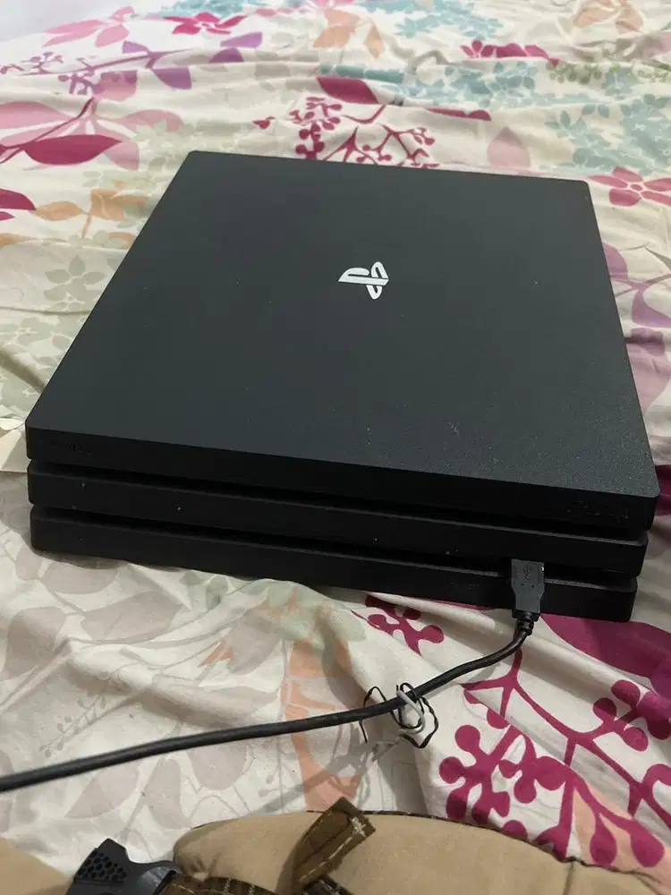 PS 4 Pro 1TB ORI plus 2 stik