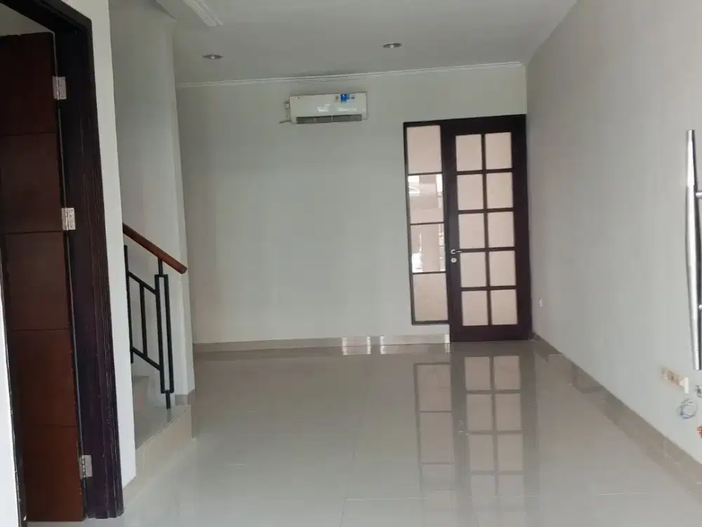 Disewakan Rumah Green Lake City di Cluster East Asia 6x18-3AC-Rapih bersih, siap Huni, tinggal masuk, silahkan cek unit dulu