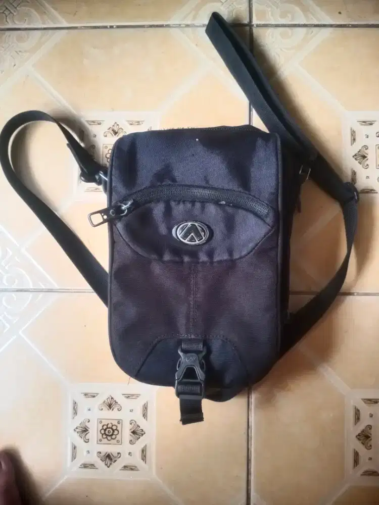 Jual Tas ori Eiger muat dompet, HP dll. Kondisi seperti gambar,