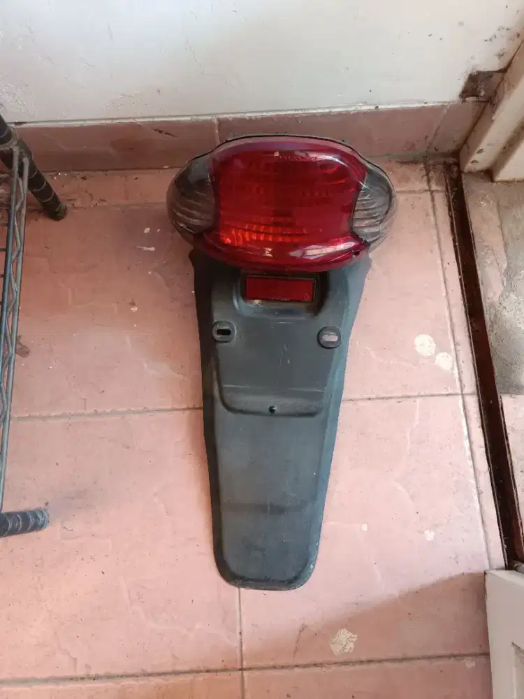 Copotan Set Stop Lamp Lampu Stop Belakang Kymco Easy 100 th.2002 Ori
