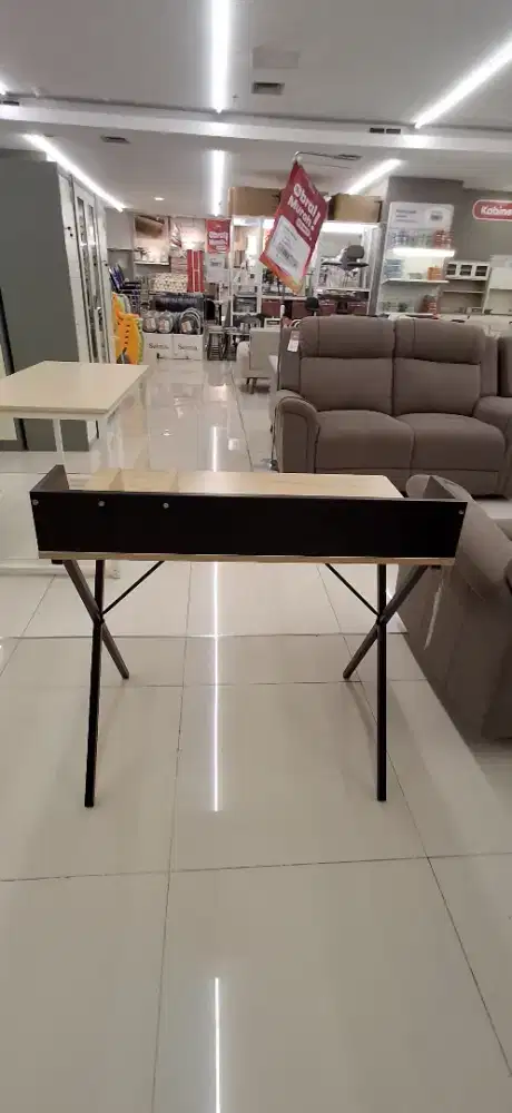 Meja kantor minimalis