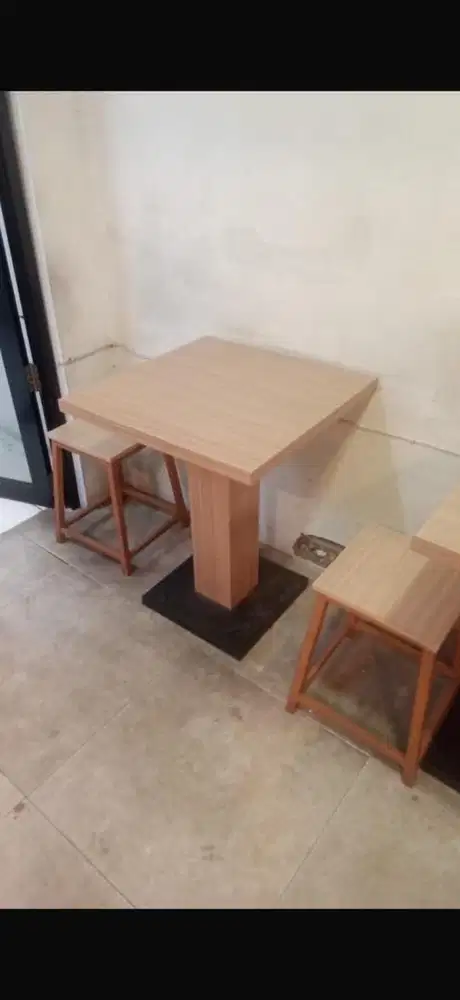 Meja & Kursi Set Untuk Toko Kopi
