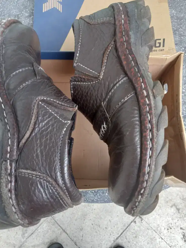 Jual sepatu kulitno.42 masih baru..jarang dipakai harga.rp.375000...