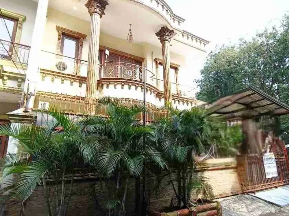 Rumah Hoek klasik 2,5 lantai bangunan kokoh semi furnished dijual row jalan 2,5 mobil lingkungan tenang Sunter Jakarta Utara