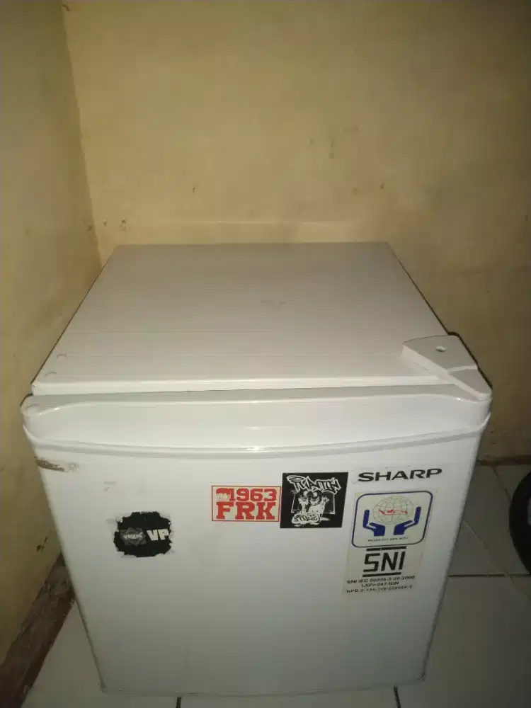 Kulkas atau mini bar sharp