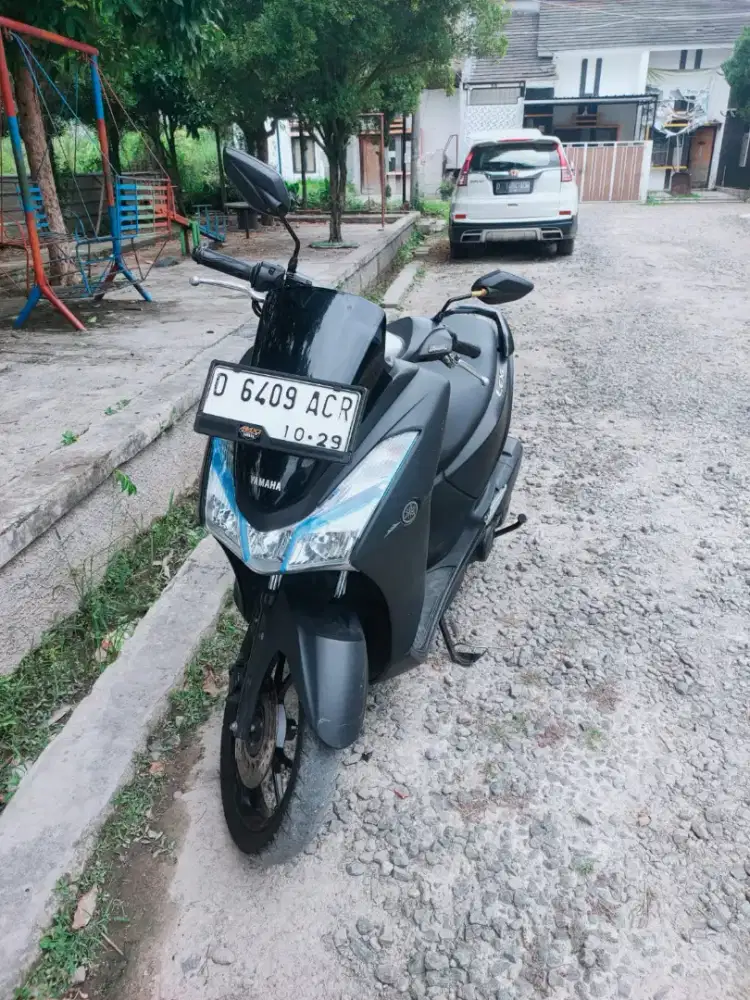Yamaha Lexi Hitam
