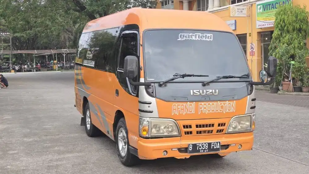 Isuzu Elf Minibus NHR 55 2011
