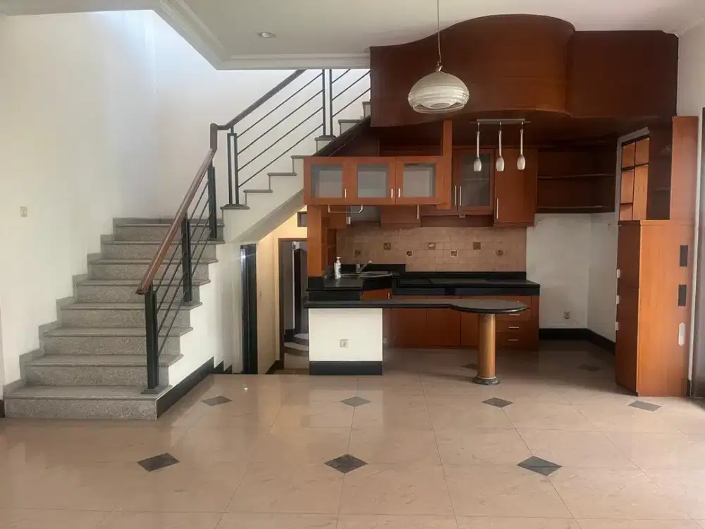 Y. R DISEWAKAN RUMAH SEMI FURNISH DI BATUNUNGGAL BANDUNG