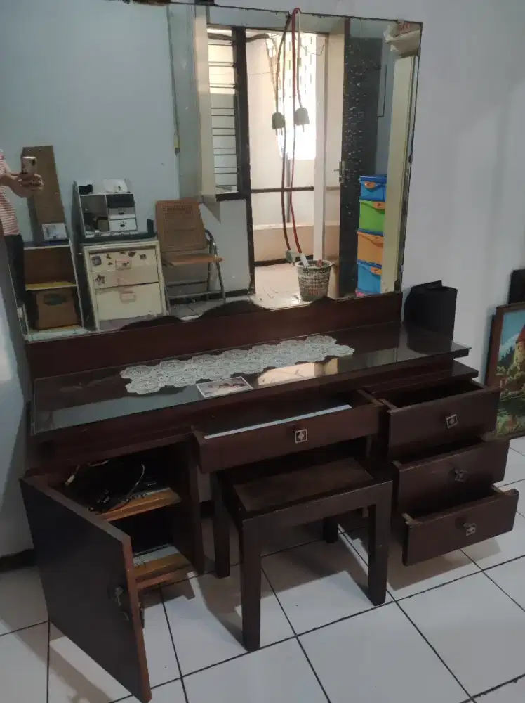 Meja rias kayu antik